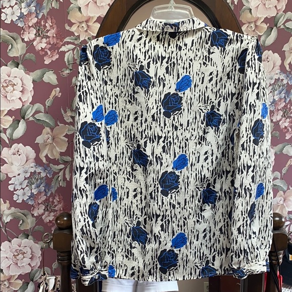 Blue black white floral button down blouse - Picture 3 of 7